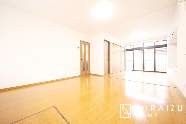 【居間・リビング】 | 明るい光が取り入れられる空間設計のリビングです。インテリア配置もしやすい間取りです。壁や床の色と合わせて落ち着いたインテリアも選びたいですね♪グリーンを飾っても素敵だと思います。
