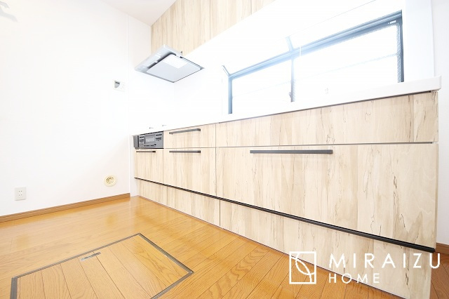 【キッチン】 | スッキリとした形が上品な広々ワイドキッチンです。窓もあり明るい空間の中で毎日お料理することが可能です。収納スペースも広いのが嬉しいですね。