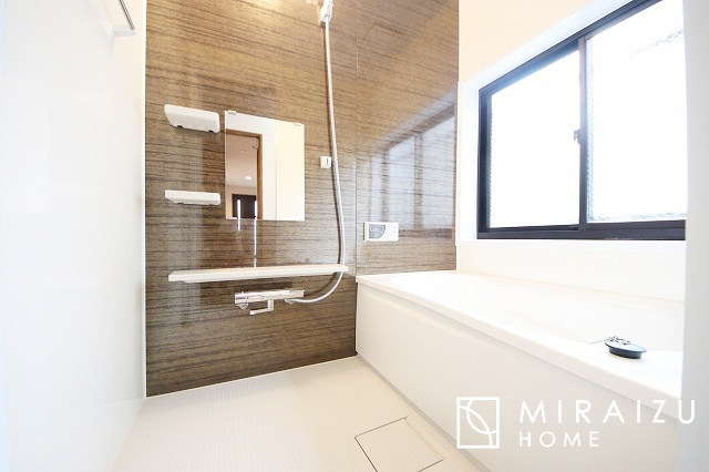 【浴室】 | 清潔感のある広い浴室が自慢です。疲れた日にはお湯をためてリラックスタイムを楽しみたいですね、今はスマホも防水の時代です、半身浴をしながら動画視聴、漫画視聴、楽しく過ごしたいですね^^