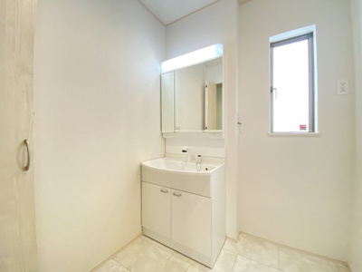 【独立洗面台】 | 那覇市具志（全7棟）F号棟 | F号棟　三面鏡付き洗髪洗面化粧台♪洗面室収納付き♪