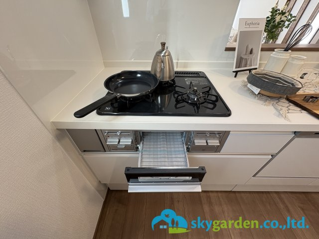 藤沢市鵠沼海岸6丁目　新築戸建　全2棟B号棟のキッチン|ガスコンロ