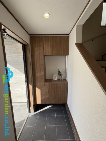 藤沢市鵠沼海岸6丁目　新築戸建　全2棟B号棟の玄関|明るい玄関です