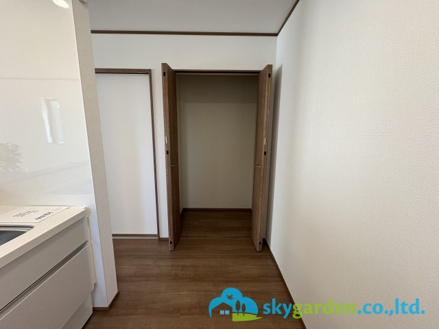 藤沢市鵠沼海岸6丁目　新築戸建　全2棟B号棟の収納|キッチン横のパントリー