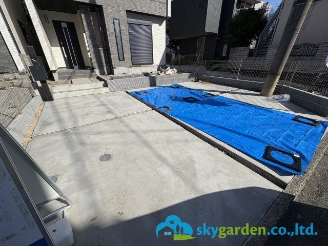 藤沢市鵠沼海岸6丁目　新築戸建　全2棟B号棟の駐車場|車種により並列2台駐車可能