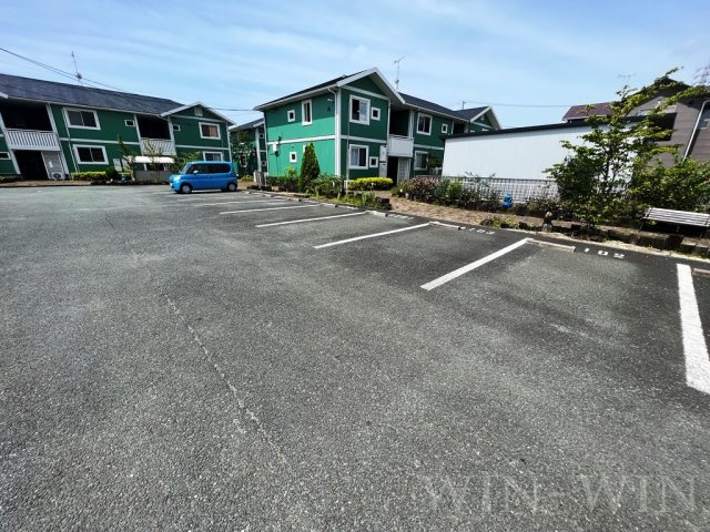 ヴィラージュルピナ A棟の駐車場