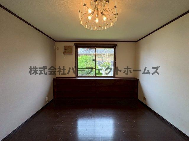 津田元町1丁目平屋　賃貸の洋室|落ち着いた色調の洋室です