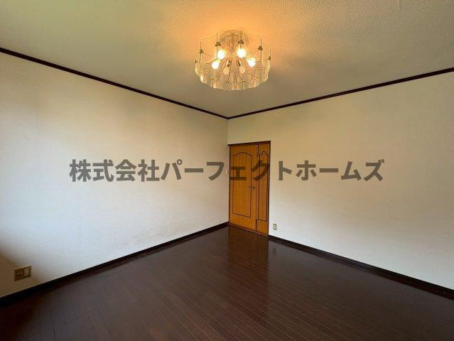 津田元町1丁目平屋　賃貸の洋室|落ち着いた色調の洋室です