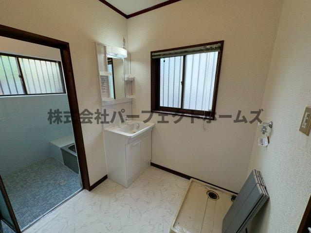 津田元町1丁目平屋　賃貸の洗面所|脱衣スペースもあります