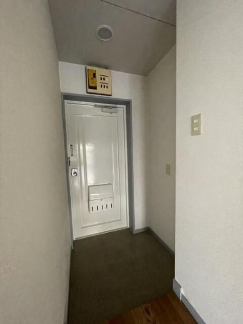 春日グリーンハイツの玄関