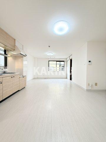 シャンボール今里Ⅱ番館の居間・リビング