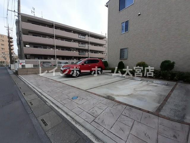 メゾン　ド　ウィズの駐車場