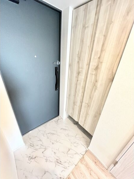 S-RESIDENCE山王の玄関|収納もある玄関です