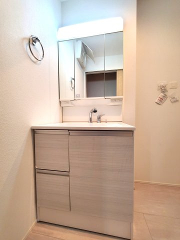 三郷市　彦川戸1丁目　新築戸建　　全1棟の洗面所|三面鏡裏にたっぷり収納。朝支度がスムーズ