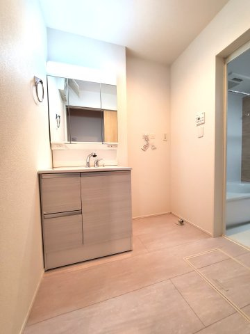 三郷市　彦川戸1丁目　新築戸建　　全1棟の洗面所|家族で使いやすい広さと収納力を両立