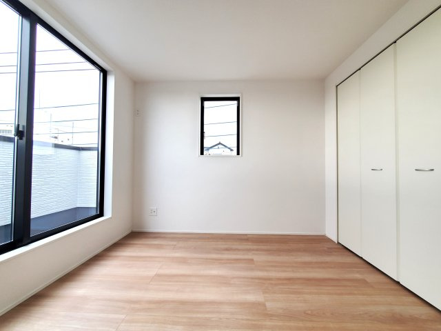 三郷市　彦川戸1丁目　新築戸建　　全1棟の洋室|2面採光で光と風が心地よい、快適プライベート