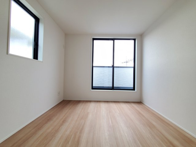 三郷市　彦川戸1丁目　新築戸建　　全1棟の洋室|シンプル設計でレイアウト自在。飽きない一室