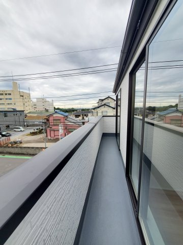 三郷市　彦川戸1丁目　新築戸建　　全1棟のバルコニー|朝日を浴びて家族の体内時計を整えやすい