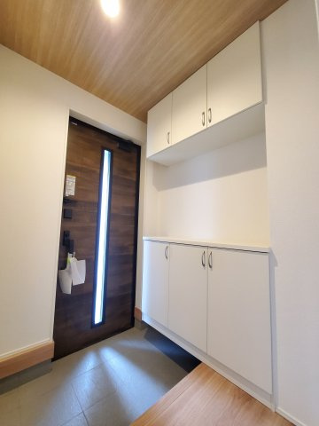 三郷市　彦川戸1丁目　新築戸建　　全1棟の玄関|広々ホールで来客も快適。片付く玄関動線