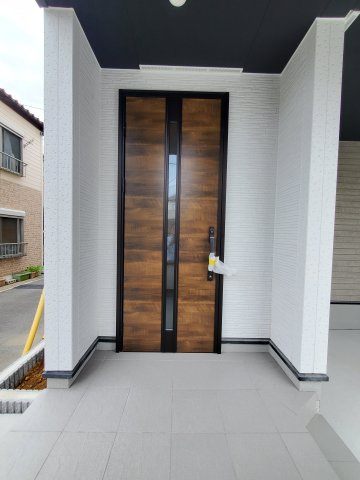 三郷市　彦川戸1丁目　新築戸建　　全1棟の玄関|明るい玄関です