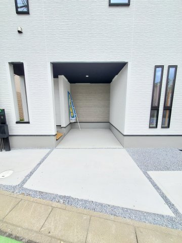 三郷市　彦川戸1丁目　新築戸建　　全1棟の駐車場|玄関近接で雨の日も濡れにくい動線が便利