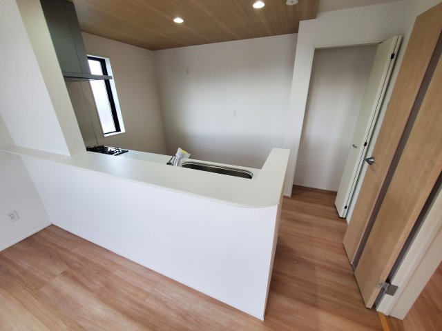 三郷市　彦川戸1丁目　新築戸建　　全1棟の居間・リビング|子どもがのびのび遊べる、見守りやすいLDK