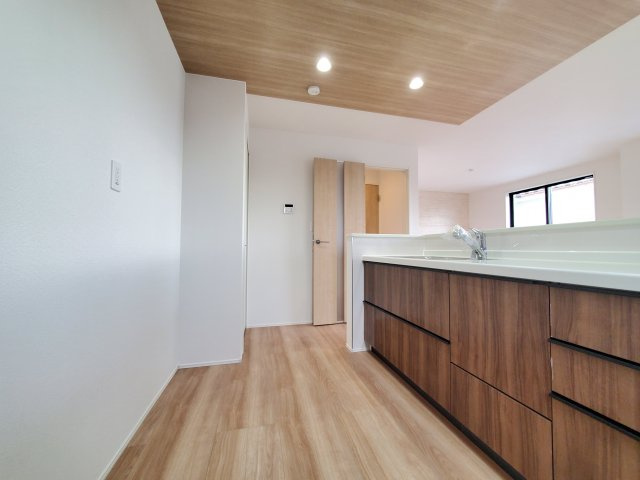 三郷市　彦川戸1丁目　新築戸建　　全1棟のキッチン|たっぷり収納×機能的動線。料理も片付けも快適