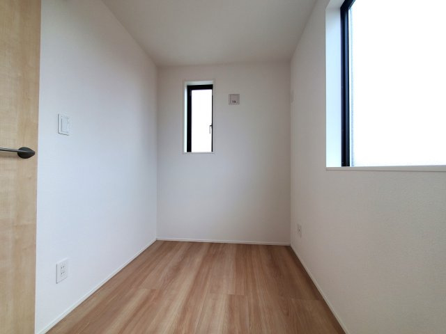 三郷市　彦川戸1丁目　新築戸建　　全1棟の洋室|シンプル設計でレイアウト自在。飽きない一室