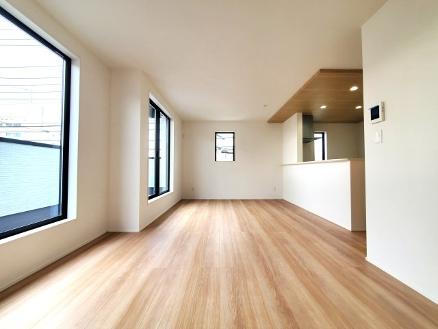 三郷市　彦川戸1丁目　新築戸建　　全1棟の居間・リビング|ゆったり広さで休日も至福。笑顔が集まるリビング