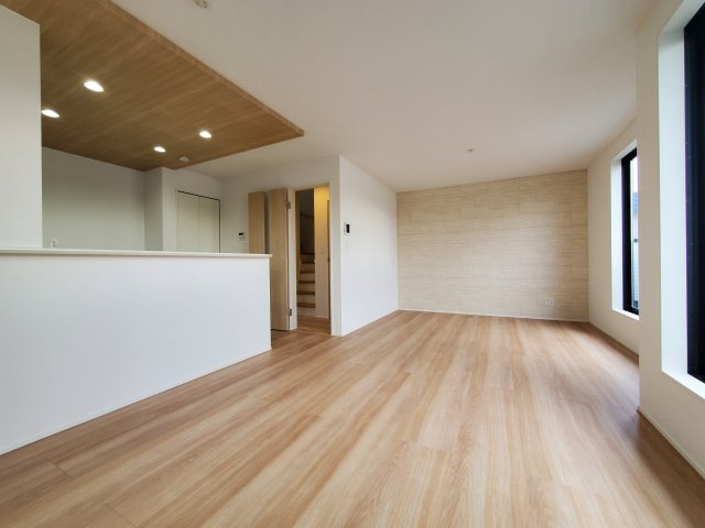 三郷市　彦川戸1丁目　新築戸建　　全1棟の居間・リビング|南向きの大窓から光あふれる、家族の主役LDK