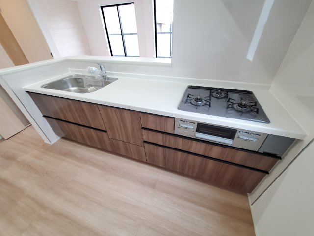 三郷市　彦川戸1丁目　新築戸建　　全1棟のキッチン|明るく清潔なシステムキッチンで毎日を楽しく