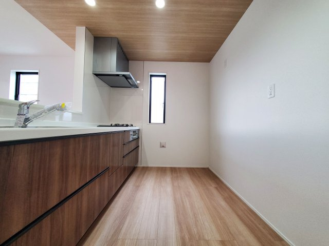 三郷市　彦川戸1丁目　新築戸建　　全1棟のキッチン|子どもと並んで料理できるワイドカウンター