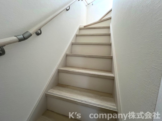 茅ヶ崎市若松町　新築戸建　2号棟の内装|手すり付き階段で上り下りも安心♪