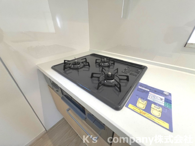 茅ヶ崎市若松町　新築戸建　2号棟のキッチン|3口ガスコンロでお料理の幅も広がります♪