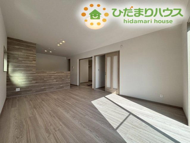 滑川町月の輪　第2期　新築一戸建て　ワイウッドコート　05の居間・リビング|窓から差し込む陽光が室内を明るく照らす、居心地の良いリビングダイニングです！奥行きのある空間のため、ダイニングテーブルやソファを配置しても、家族がのびのびと過ごせる広さをしっかり確保できます♪