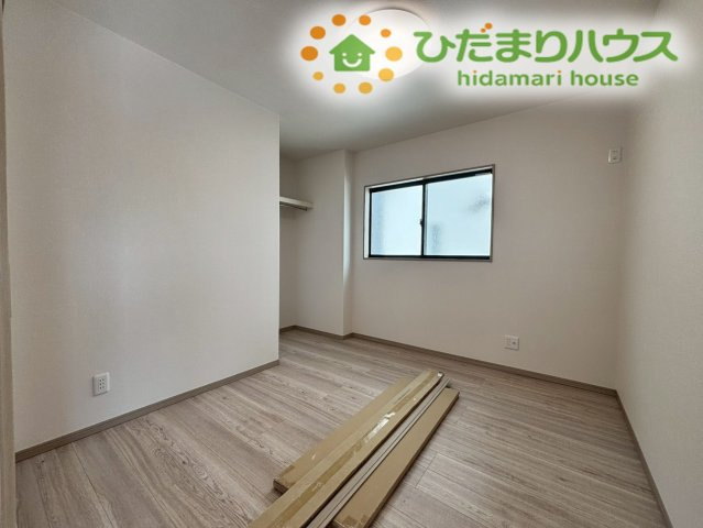 滑川町月の輪　第2期　新築一戸建て　ワイウッドコート　05の洋室|1階リビングの隣に位置する、明るいフローリングが印象的な洋室空間です！スライド扉を開放すればリビングと一体の広い空間として使え、お子様のプレイルームや家事スペースとしても大活躍します！