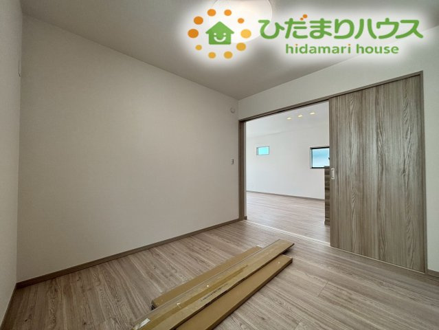 滑川町月の輪　第2期　新築一戸建て　ワイウッドコート　05の洋室|リビングとの間仕切りを閉めることで、独立した1つの個室としても静かに使えます！お昼寝スペースとしてはもちろん、急な来客時の荷物の一時置き場や、リモートワーク用の書斎としてもマルチに重宝します！