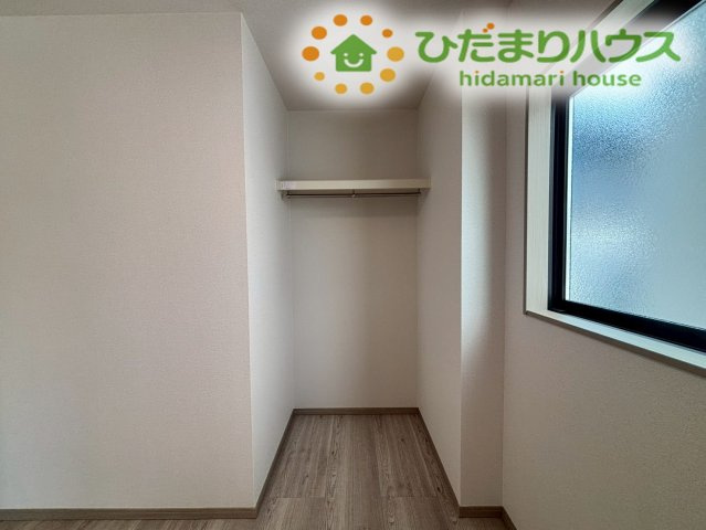 滑川町月の輪　第2期　新築一戸建て　ワイウッドコート　05の収納|ハンガーパイプが設置された、使い勝手の良いクローゼット収納です！お部屋の中に余計な家具を置かず、空間を広く綺麗に使えます！