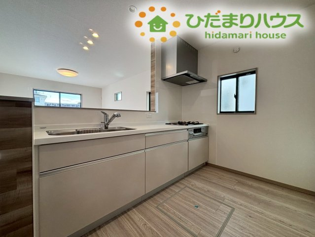 滑川町月の輪　第2期　新築一戸建て　ワイウッドコート　05のキッチン|お料理中もリビング全体を見渡せる、人気の対面式システムキッチンです！上部に遮るものがないため開放感があり、家族との会話を楽しみながら、毎日のメニュー作りを手際よく楽しくこなすことができます♪