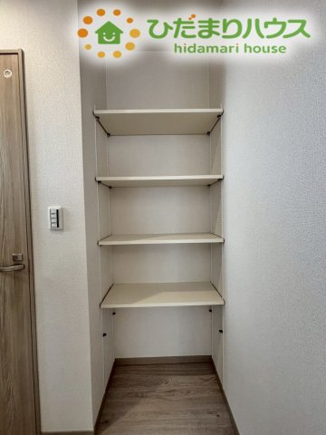 滑川町月の輪　第2期　新築一戸建て　ワイウッドコート　05の収納|ゆったりとした洗面所には物入れを完備！タオルや洗剤をしまえます(^^)/