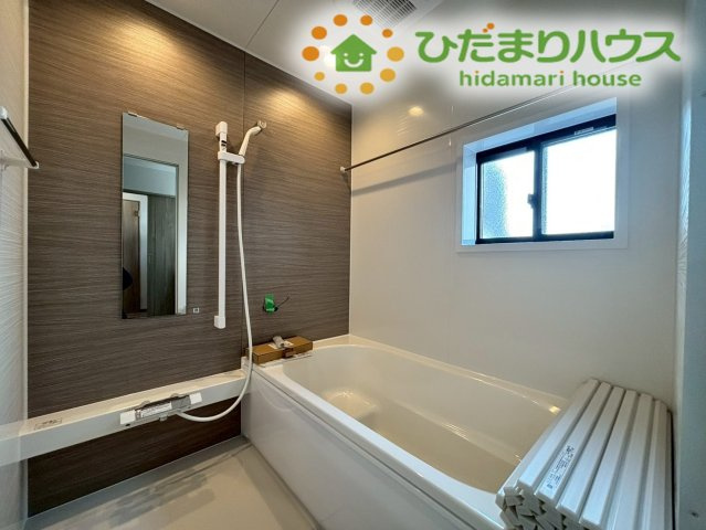 滑川町月の輪　第2期　新築一戸建て　ワイウッドコート　05の浴室|アクセントパネルが落ち着いた空間を演出するお風呂です！足を伸ばしてゆったりとお湯に浸かることができ、小窓から換気もスムーズに行えるため、日々の疲れを心地よく癒せます(/ω＼)
