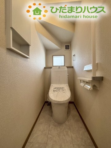 滑川町月の輪　第2期　新築一戸建て　ワイウッドコート　05のトイレ|清潔感のあるホワイトで統一されたトイレ空間です！小窓から自然光が差し込み、換気もしっかり行えるほか、背面のカウンターには芳香剤や小物を可愛らしく飾ることもできます☆