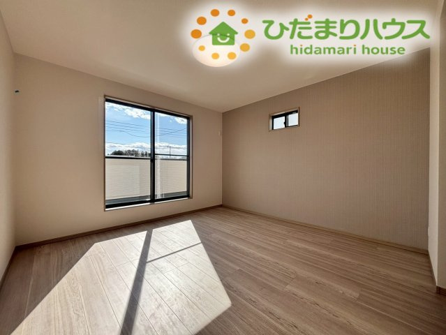 滑川町月の輪　第2期　新築一戸建て　ワイウッドコート　05の寝室|大きな窓からたっぷりと心地よい光が差し込む、2階の広々とした主寝室です！明るい内装が開放感をプラスしており、ベッドやテレビなどの家具を配置してもゆとりのある広さがあります！
