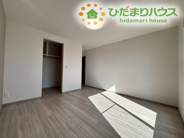滑川町月の輪　第2期　新築一戸建て　ワイウッドコート　05の寝室|こちらの寝室は、奥に大容量のウォークインクローゼットが直接繋がっている間取りです！朝の身支度やお着替えの動線がスムーズになるほか、お部屋側には家具を置く必要がないため空間を広く使えます！