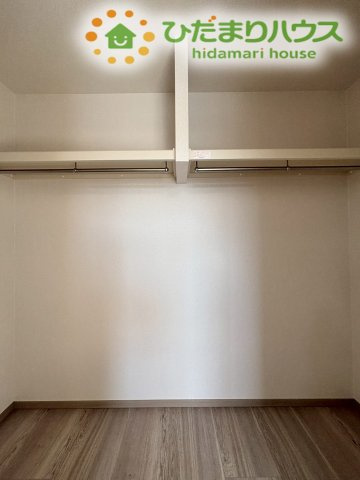 滑川町月の輪　第2期　新築一戸建て　ワイウッドコート　05の収納|ハンガーパイプと上部棚がしっかりと完備された、広いウォークインクローゼットです！季節ものの衣類やスーツを掛けたまま綺麗に保管できるほか、足元には衣装ケースや旅行カバンもすっぽり収まります◎