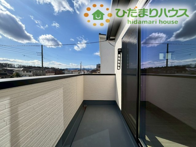 滑川町月の輪　第2期　新築一戸建て　ワイウッドコート　05のバルコニー|主寝室から出入りができる、日当たりに恵まれたバルコニーです！お洗濯物や家族分のお布団を一度にたくさん干すことができるほか、手すり壁が高めで周囲の視線が気になりにくい設計です！