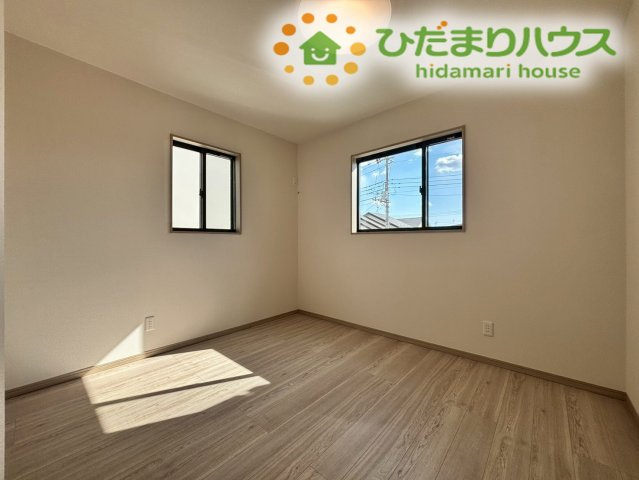 滑川町月の輪　第2期　新築一戸建て　ワイウッドコート　05の子供部屋|2面に配置された窓から、安定した明るい光と風が通り抜ける洋室です！シンプルな形状なのでベッドや学習机の配置がしやすく、お子様の成長に合わせたお部屋の模様替えもスムーズに楽しめて安心です!(^^)!