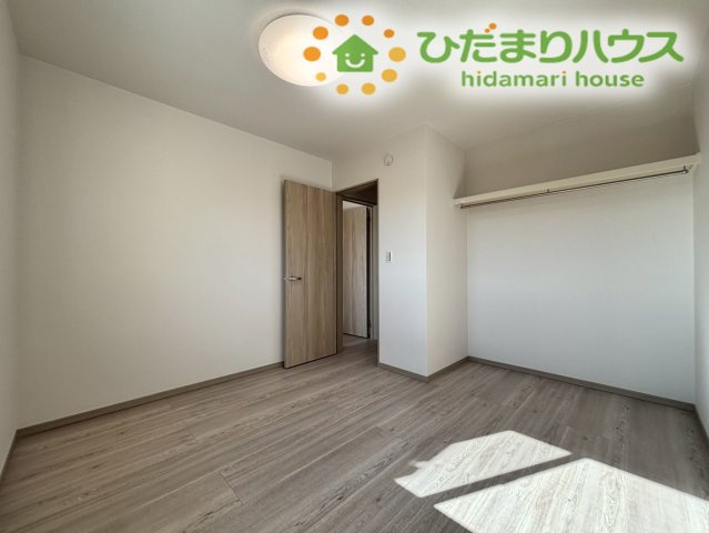 滑川町月の輪　第2期　新築一戸建て　ワイウッドコート　05の子供部屋|こちらの洋室にもクローゼットが完備されており、お片付けの習慣が自然と身につきます！おもちゃや季節の荷物をスッキリ収納できるため、いつでもお部屋をのびのびと広く使えるのが嬉しいポイントです！
