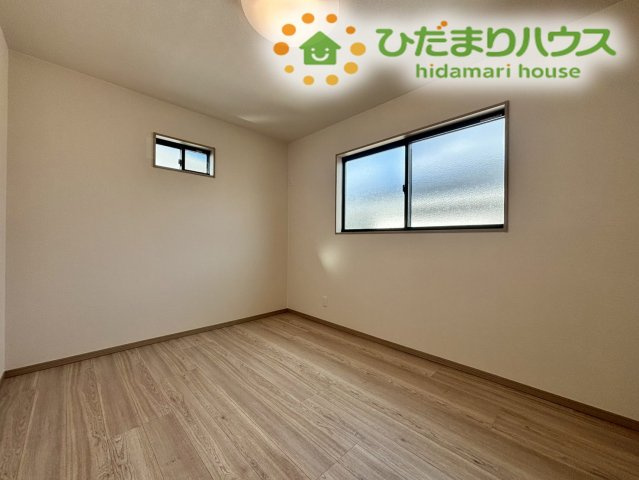 滑川町月の輪　第2期　新築一戸建て　ワイウッドコート　05の洋室|2階にある3つ目の洋室も、2面採光で明るく非常に風通しの良い空間です！独立性が高いため、お子様のお部屋としてはもちろん、静かに集中できるリモートワーク用の書斎や趣味の部屋としても活用できます！