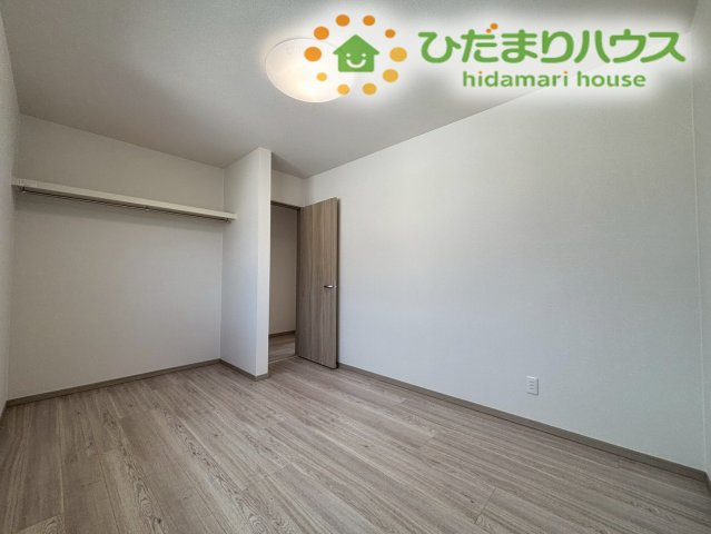 滑川町月の輪　第2期　新築一戸建て　ワイウッドコート　05の洋室|シンプルな内装デザインになっており、どんなインテリアとも相性バッチリです！クローゼットが完備されているため余計な家具を買い足す必要がなく、限られた空間を有効に使いながら快適に過ごすことができます♪