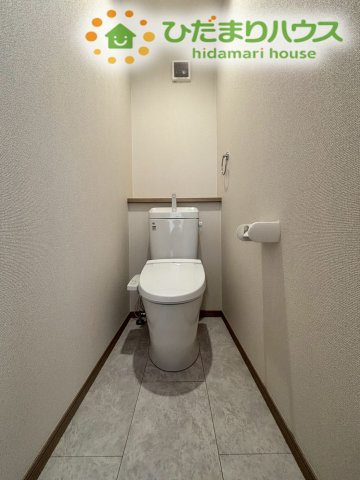 滑川町月の輪　第2期　新築一戸建て　ワイウッドコート　05のトイレ|2階にもトイレが完備されているため、大変便利です！朝の混雑する時間帯もスムーズに使えるほか、夜中に1階まで階段を売り降りする手間が省けるため、小さなお子様も安心です(*^-^*)